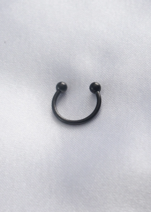 Piercing chirurgical noir